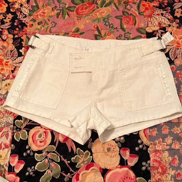 Abercrombie & Fitch Pants - Abercrombie & Fitch white shorts